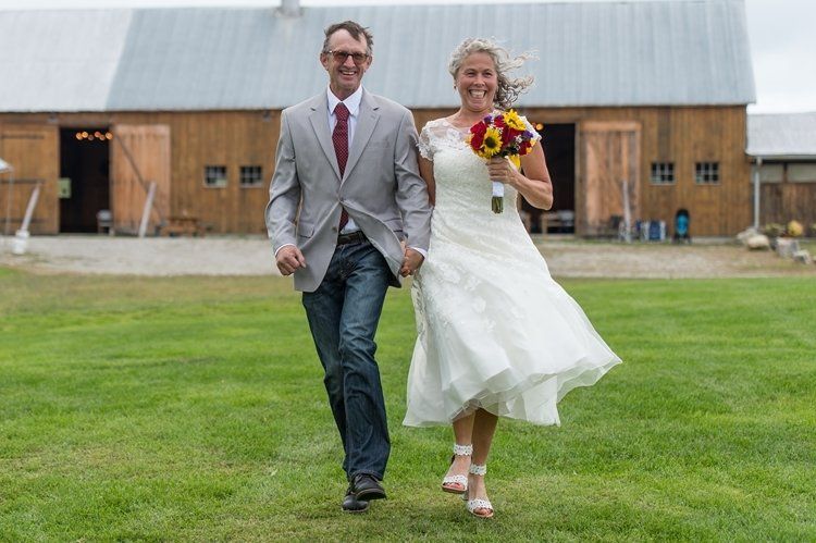 Mike and Helen Isham on their wedding day at Isham Family Farm.