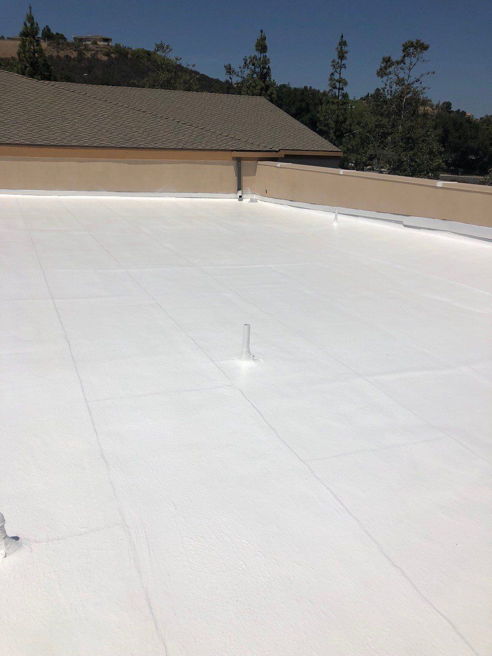 A white roof is sitting on top of a building.
