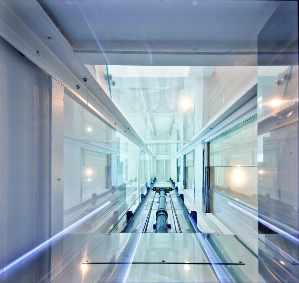 vista impianto ascensore con struttura in vetro