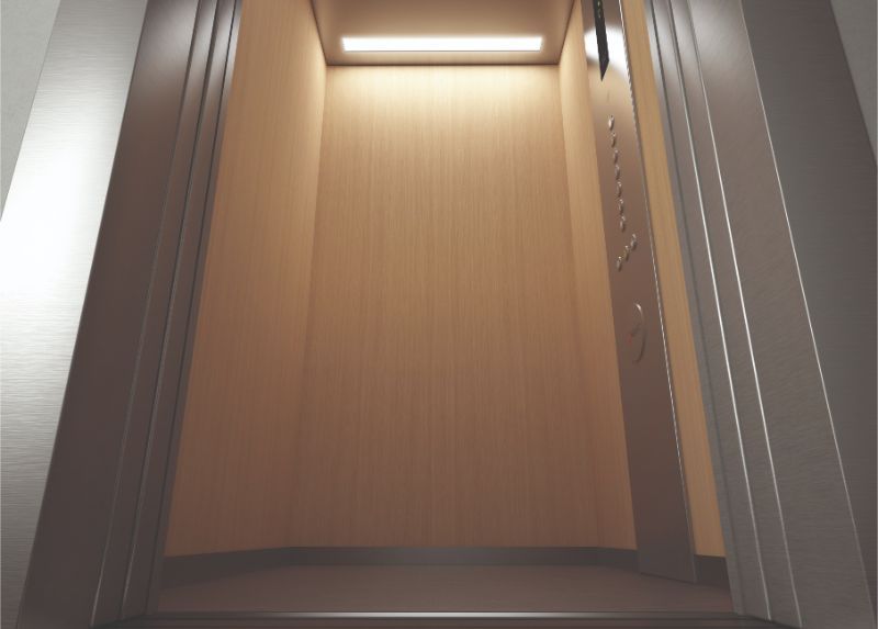 ascensore con interni in legno
