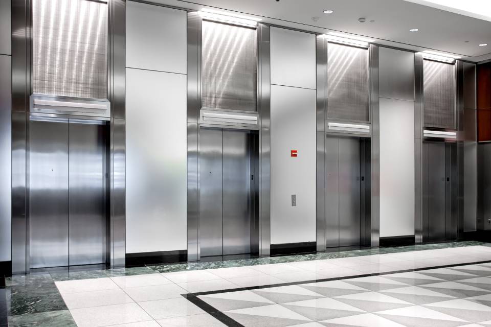ascensori all'interno di uno stabile pubblico