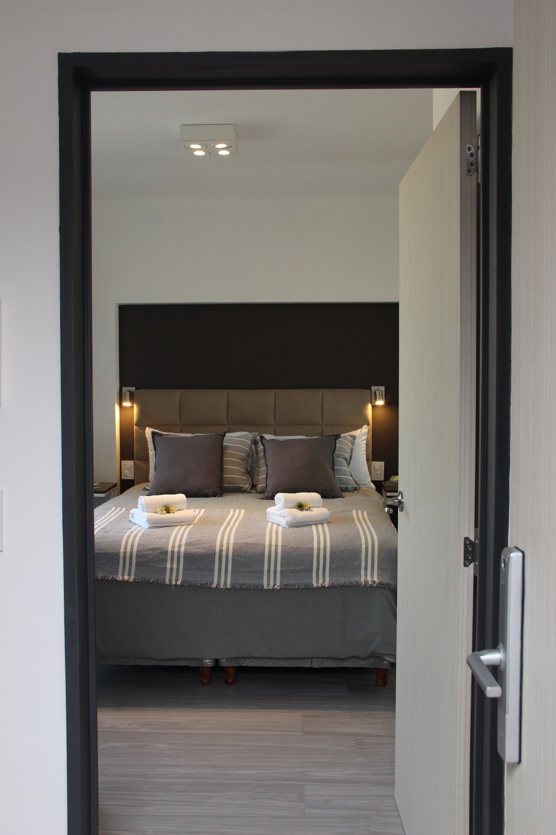 Un dormitorio con una cama y una puerta que está abierta.