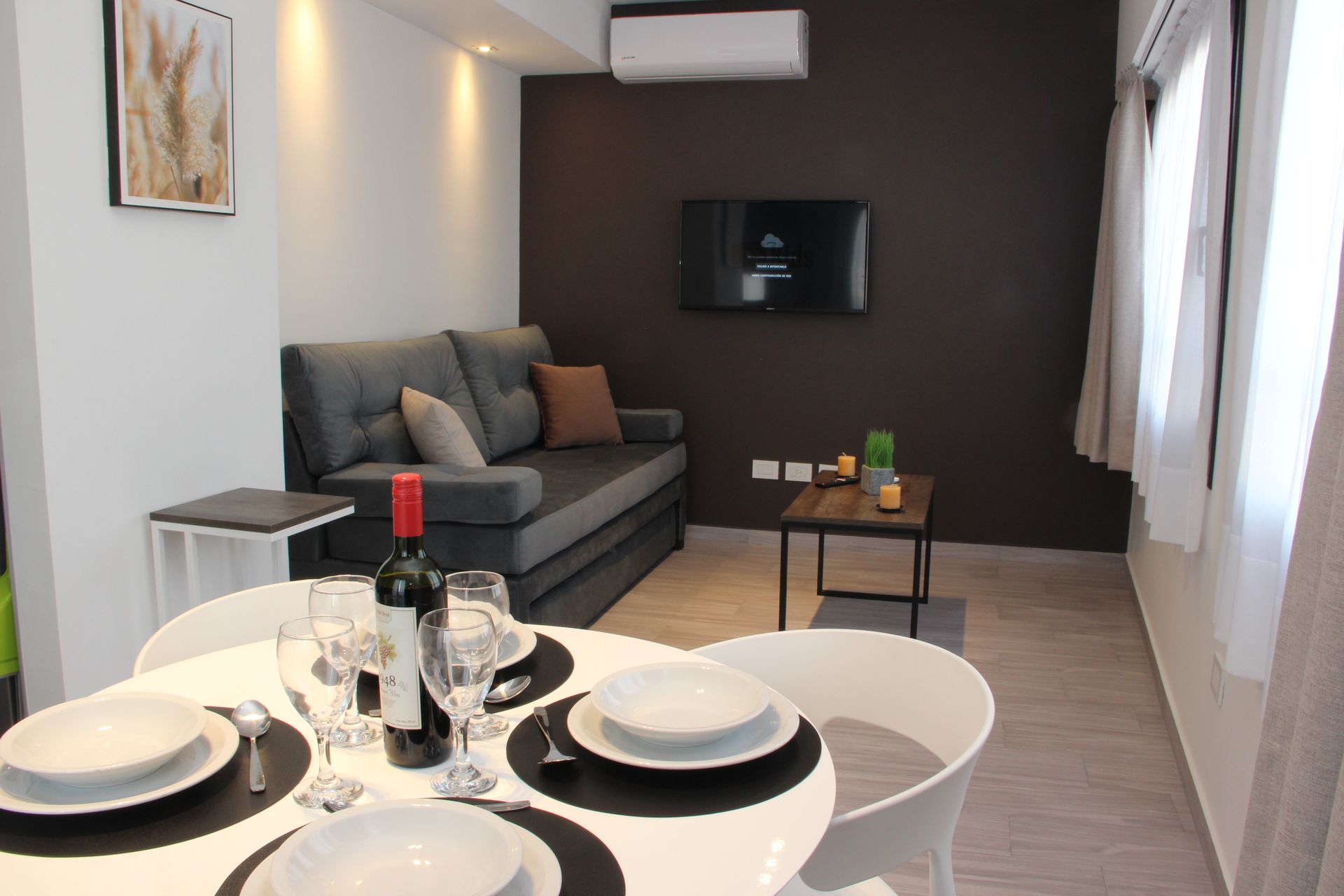 Una sala de estar con una mesa de comedor y un sofá.