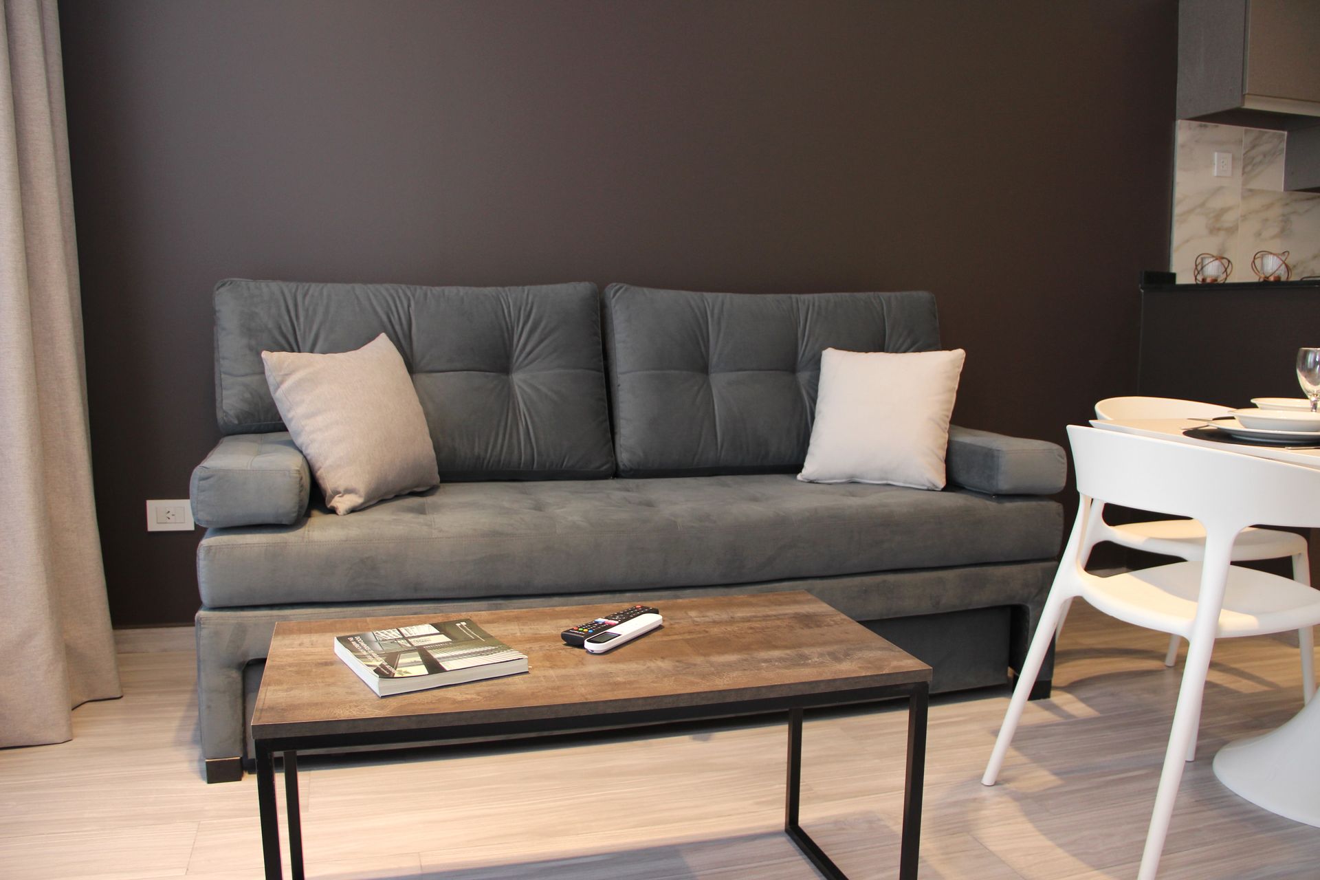 Una sala de estar con un sofá y una mesa de café.