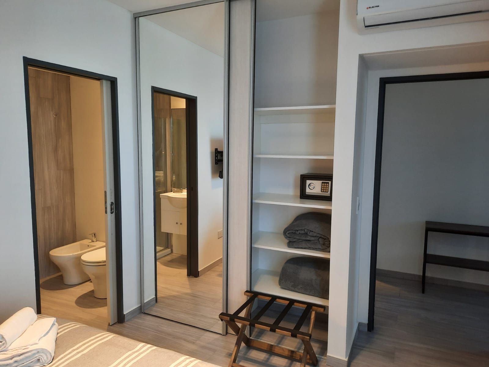 Hay un espejo grande en el armario del dormitorio.