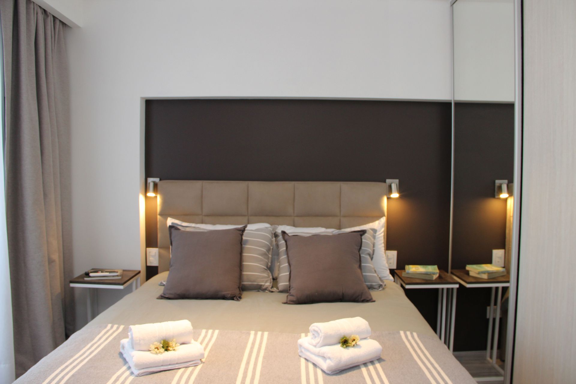 Un dormitorio con una cama grande y un espejo.