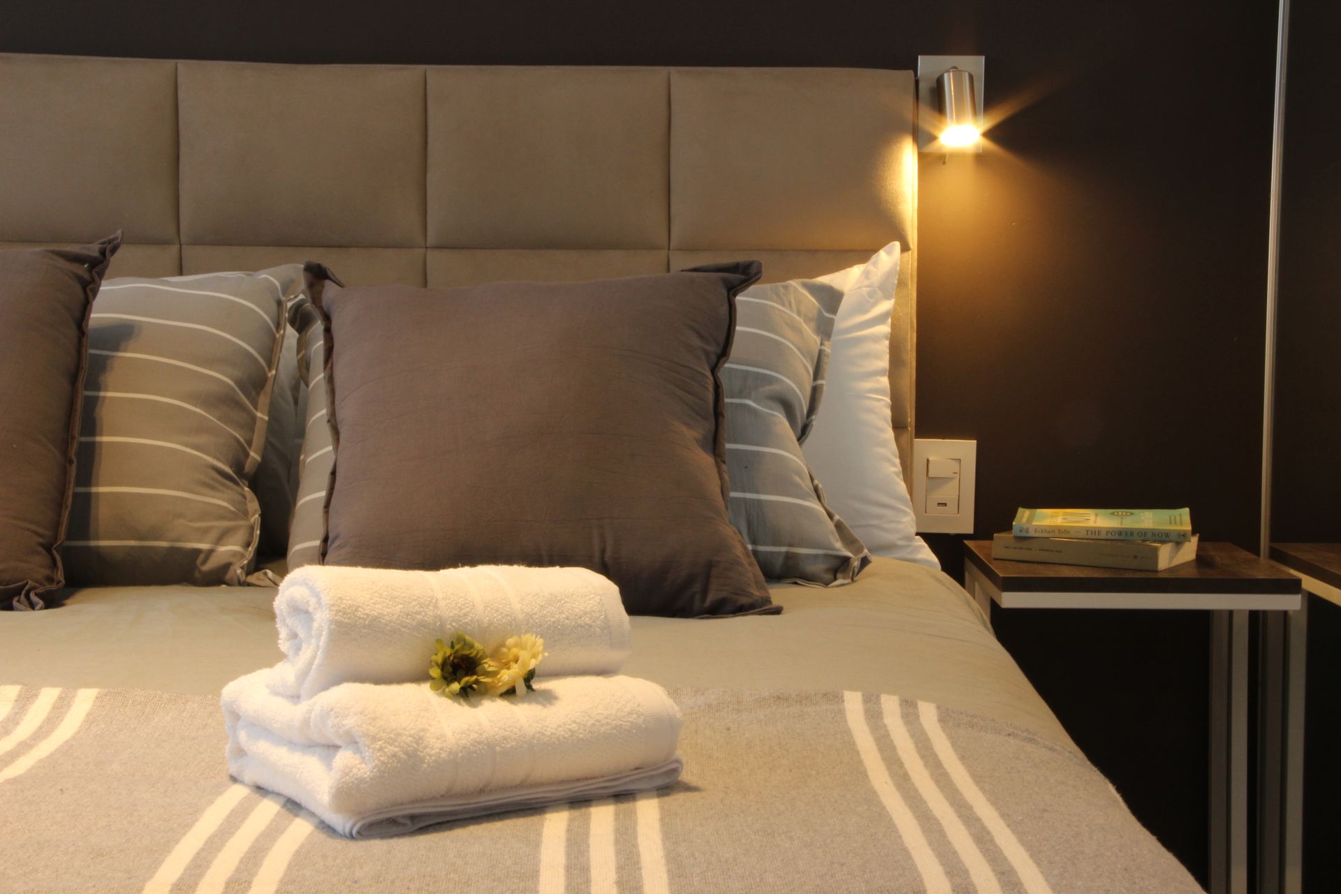 Una cama con almohadas y toallas encima