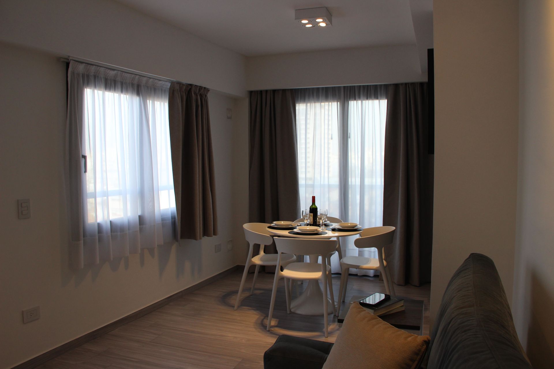 Una sala de estar con una mesa y sillas.