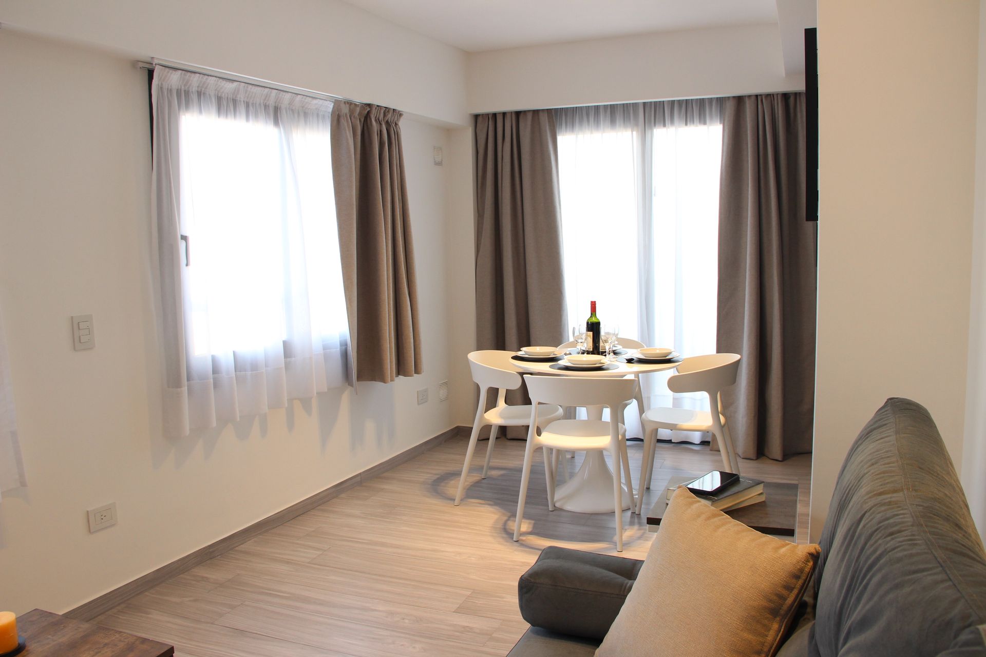 Una sala de estar con una mesa y sillas y un sofá.