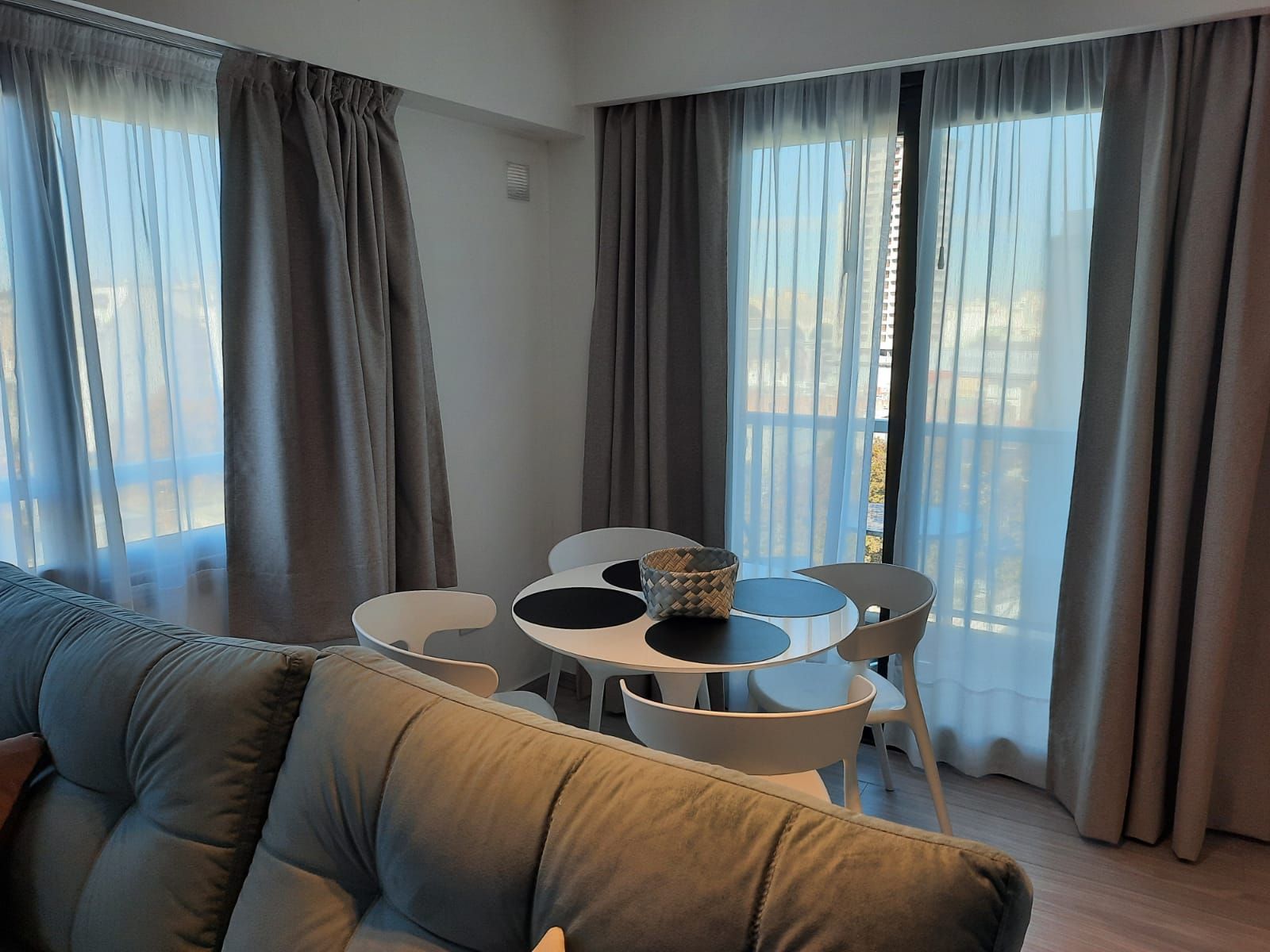 Una sala de estar con sofá, mesa y sillas.