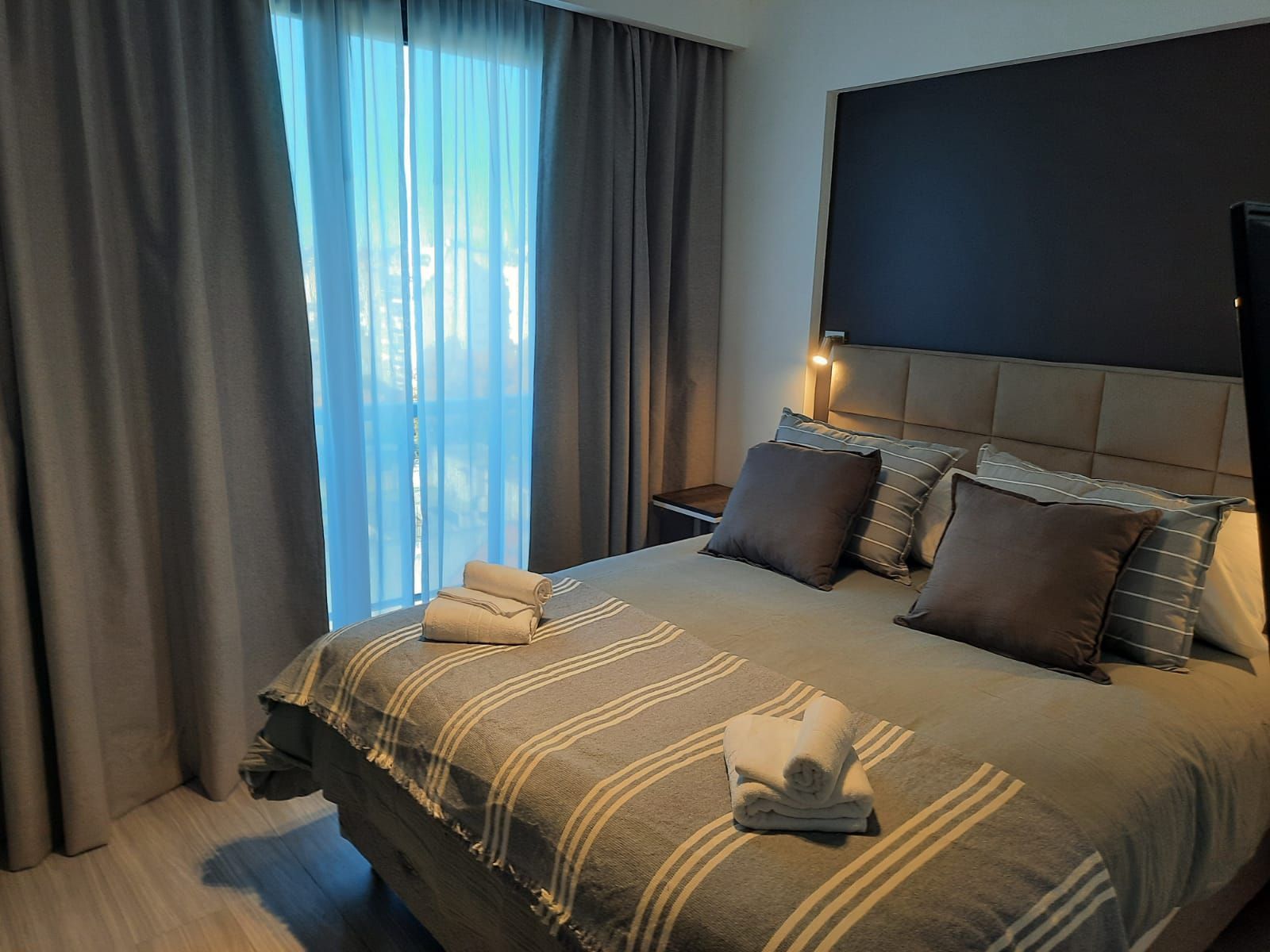 Una habitación de hotel con una cama grande y una ventana.