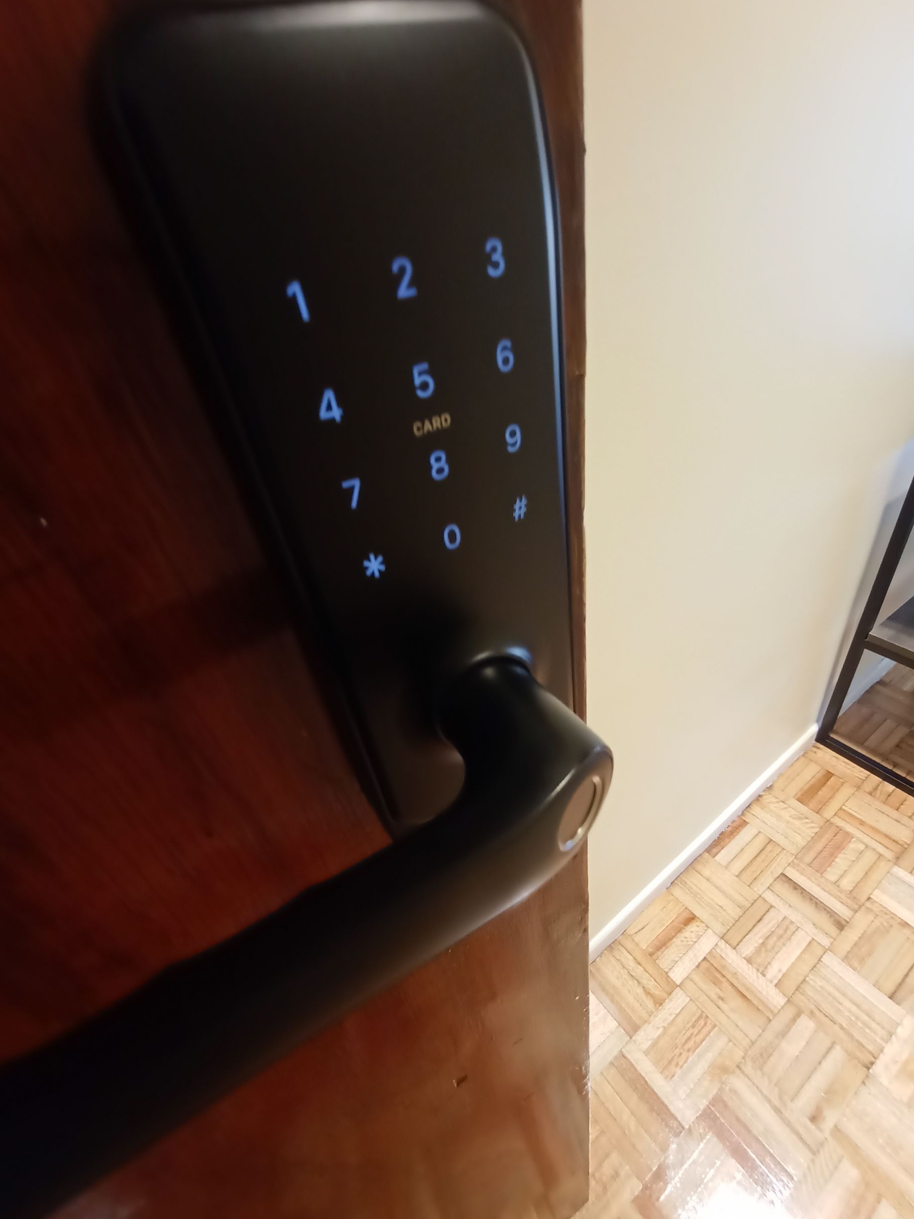 Un primer plano de una puerta con un teclado.