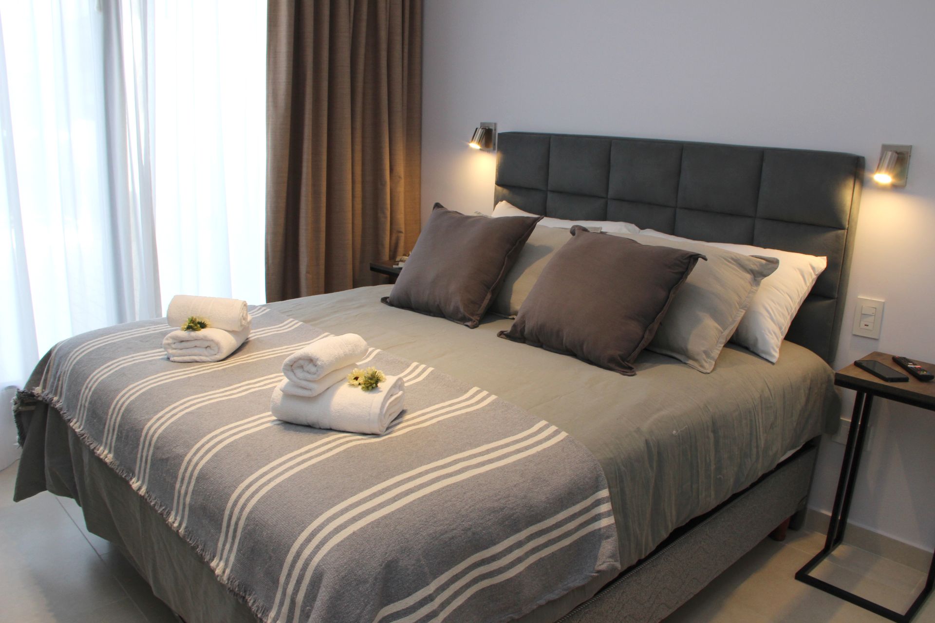 Un dormitorio con una cama grande y una ventana.