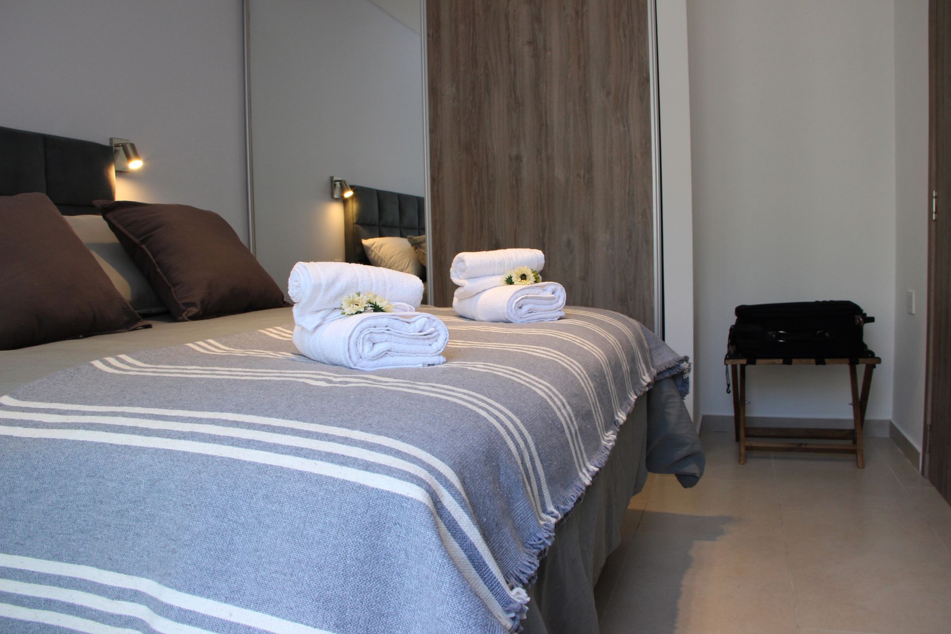 Un dormitorio con una cama y toallas.