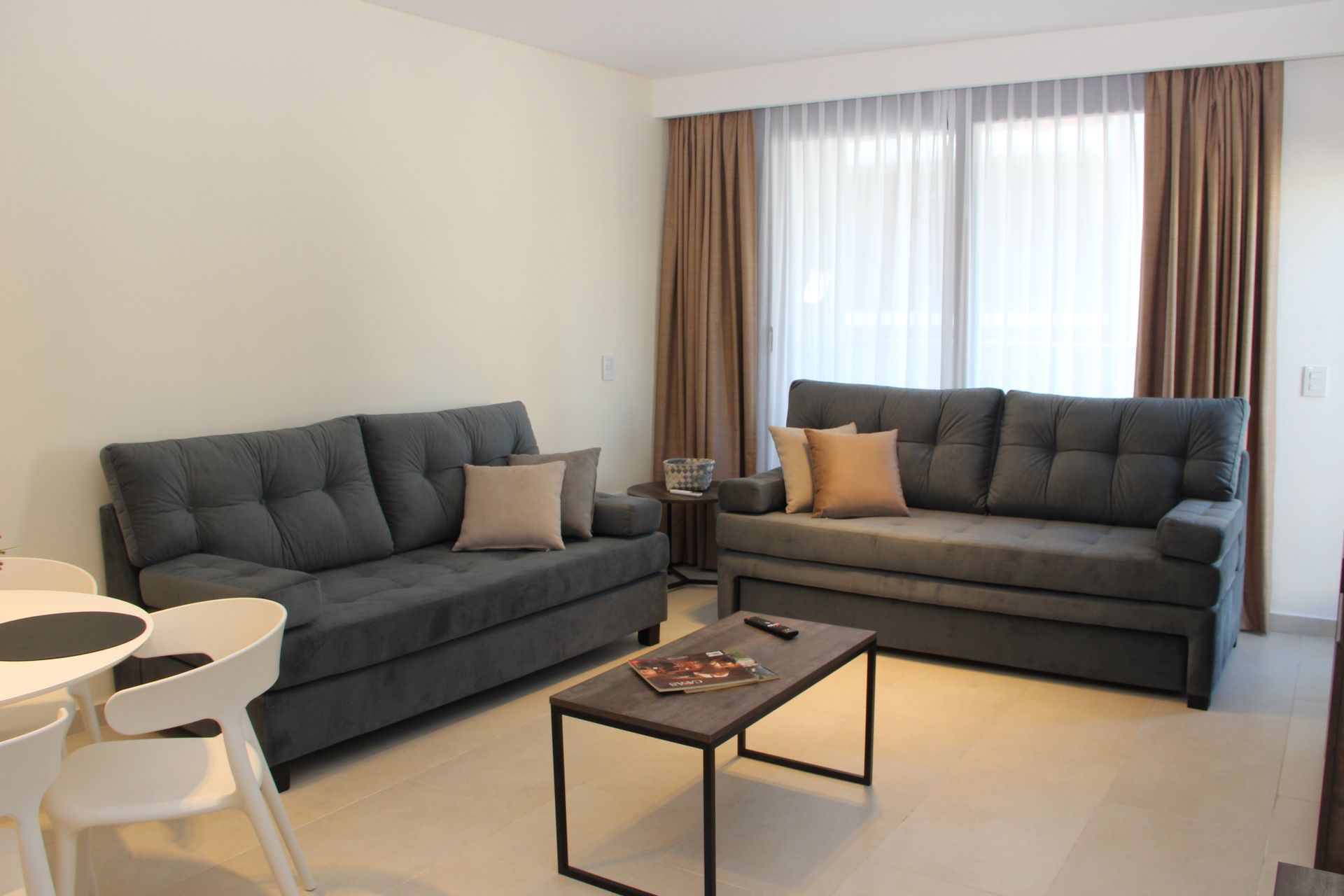 Una sala de estar con dos sofás y una mesa de café.