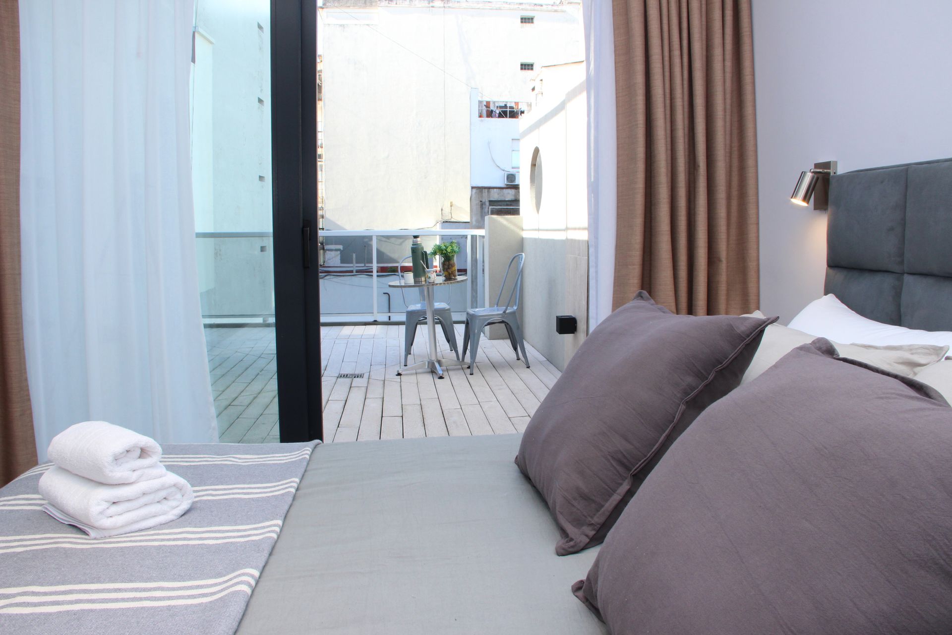 Un dormitorio con una puerta corrediza de vidrio que da a un balcón.