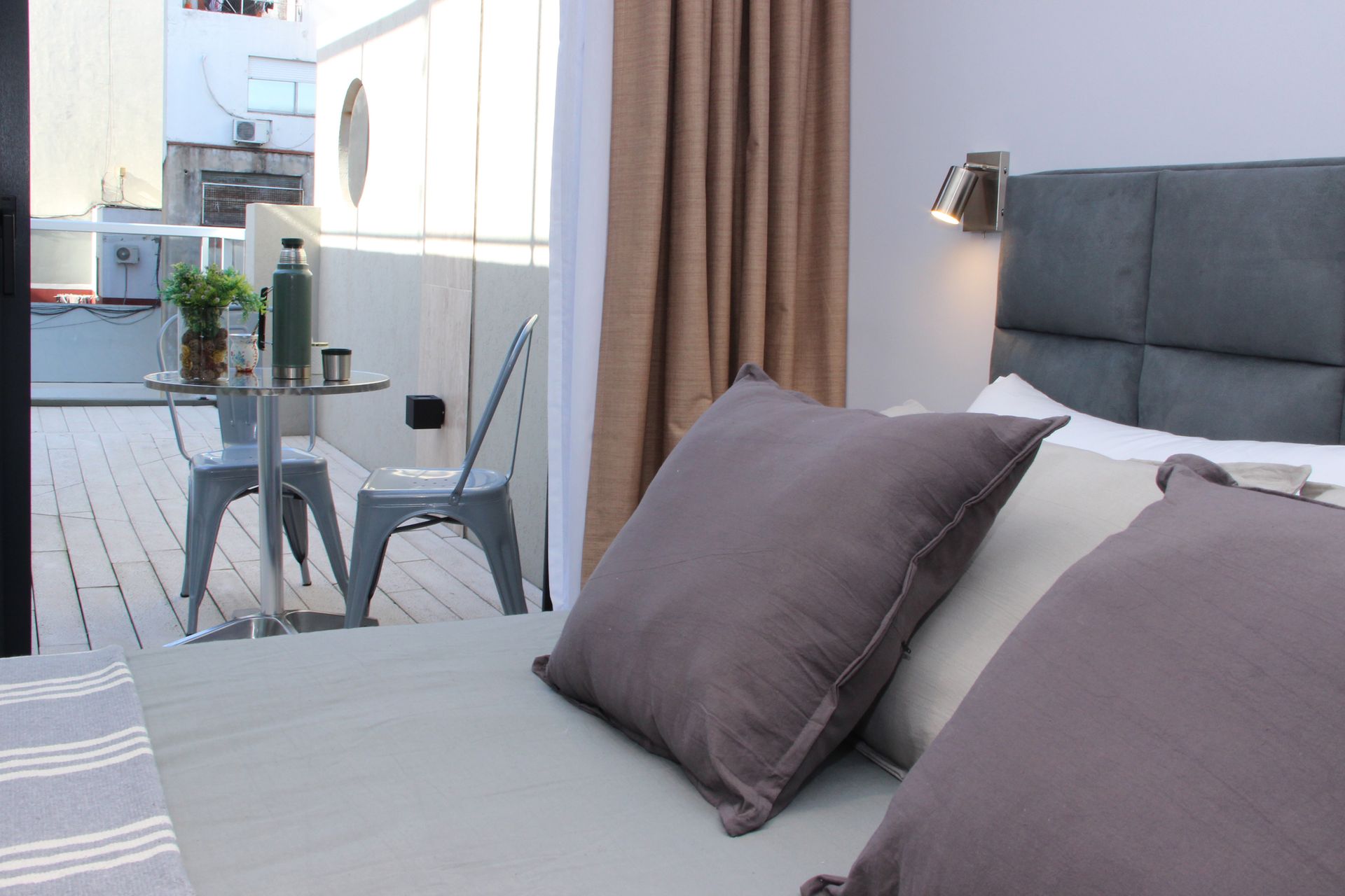 Un dormitorio con una cama y una mesa y sillas.