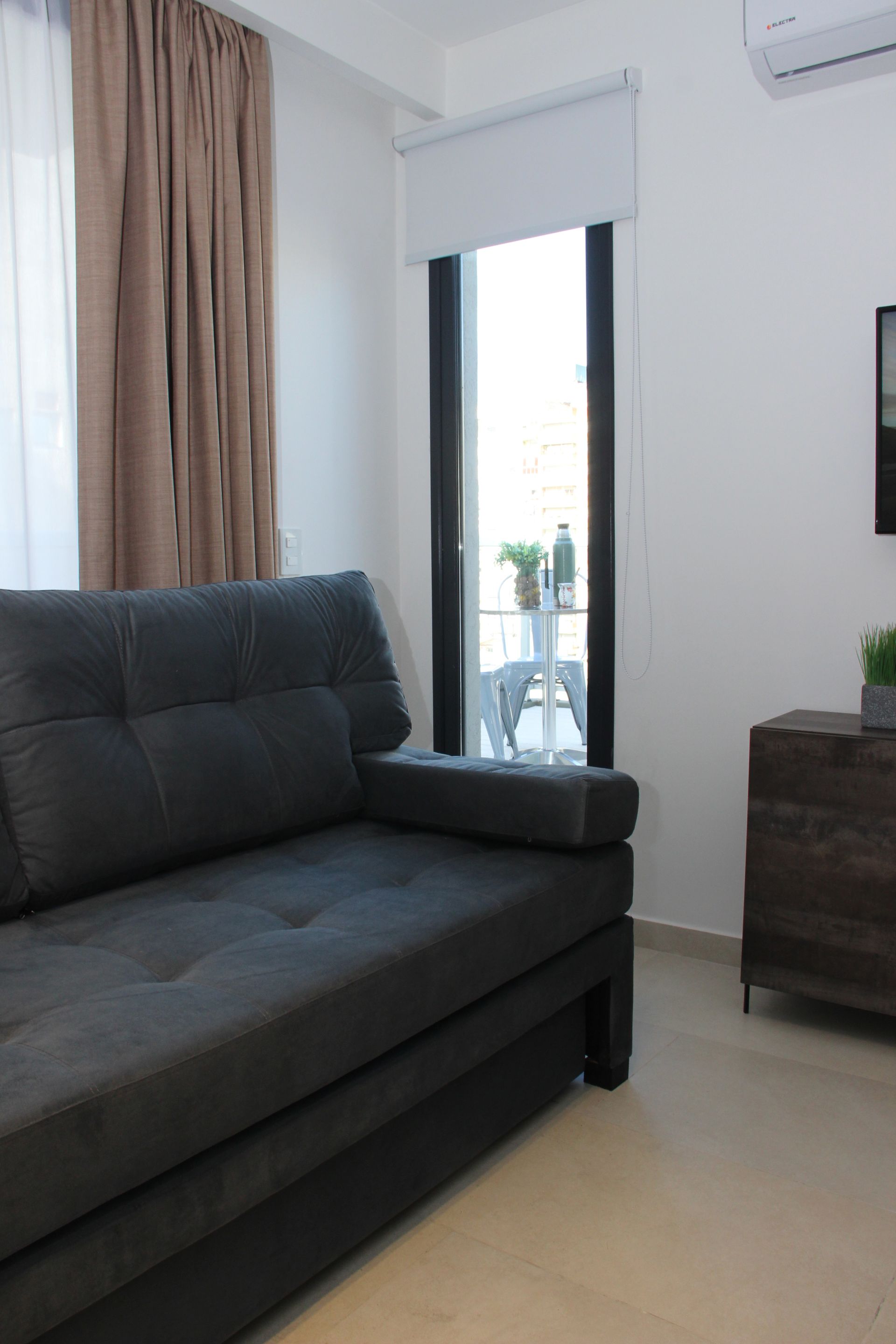 Una sala de estar con un sofá y un televisor.