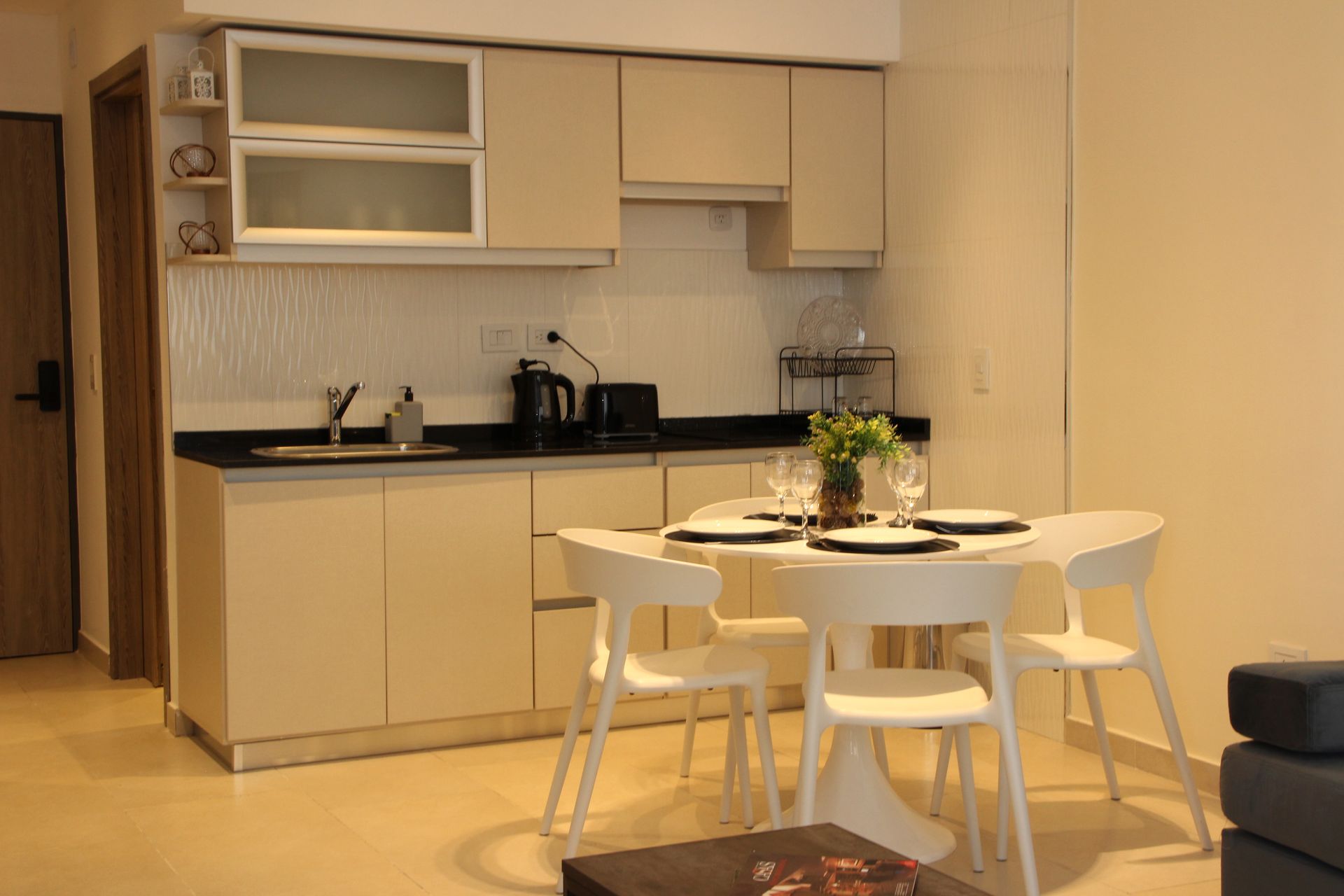 Una cocina con una mesa y sillas.