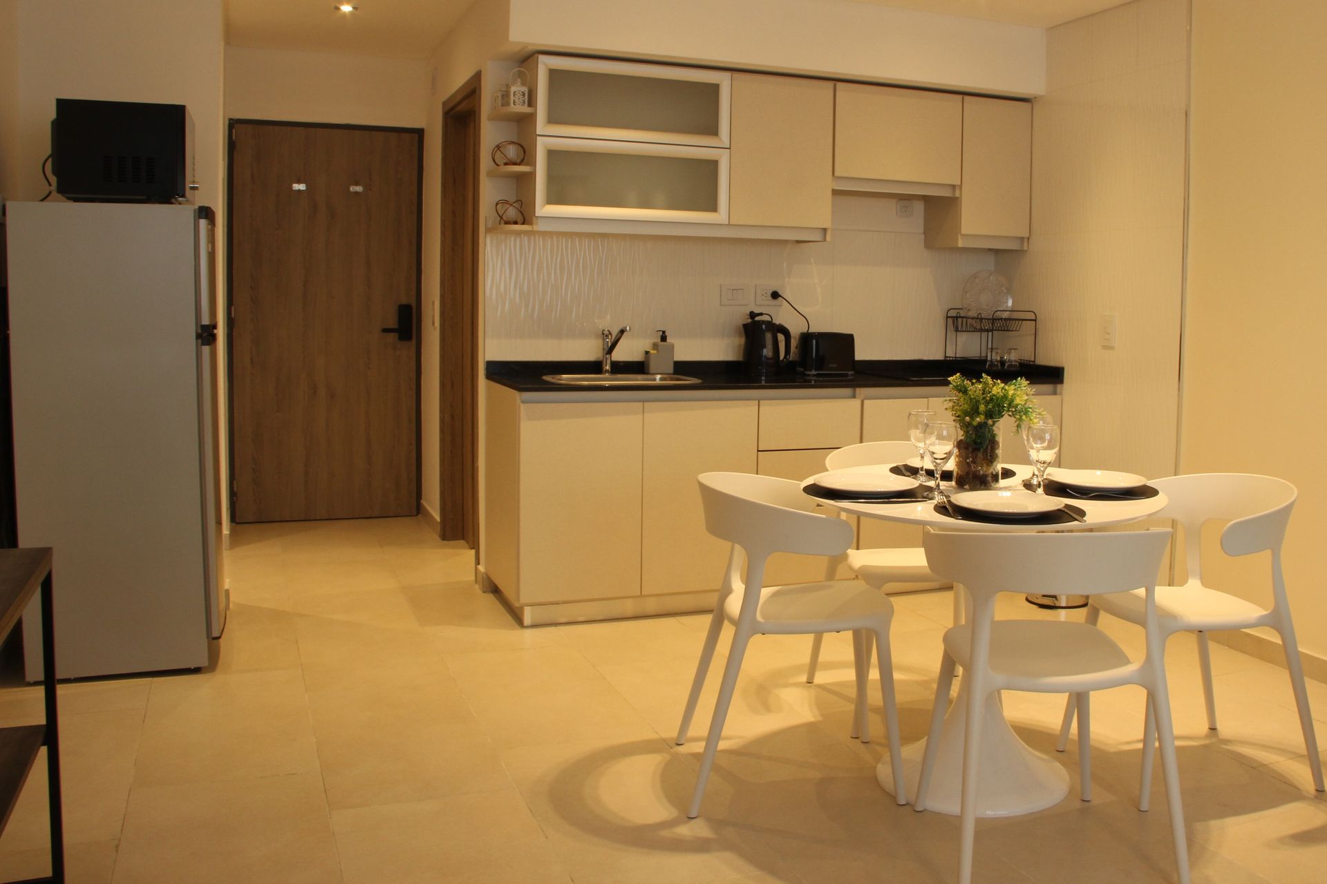 Una cocina con una mesa y sillas.