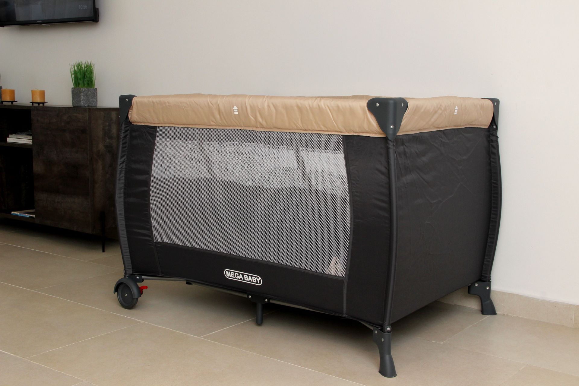 Una cuna de bebé está colocada en el suelo en una sala de estar.