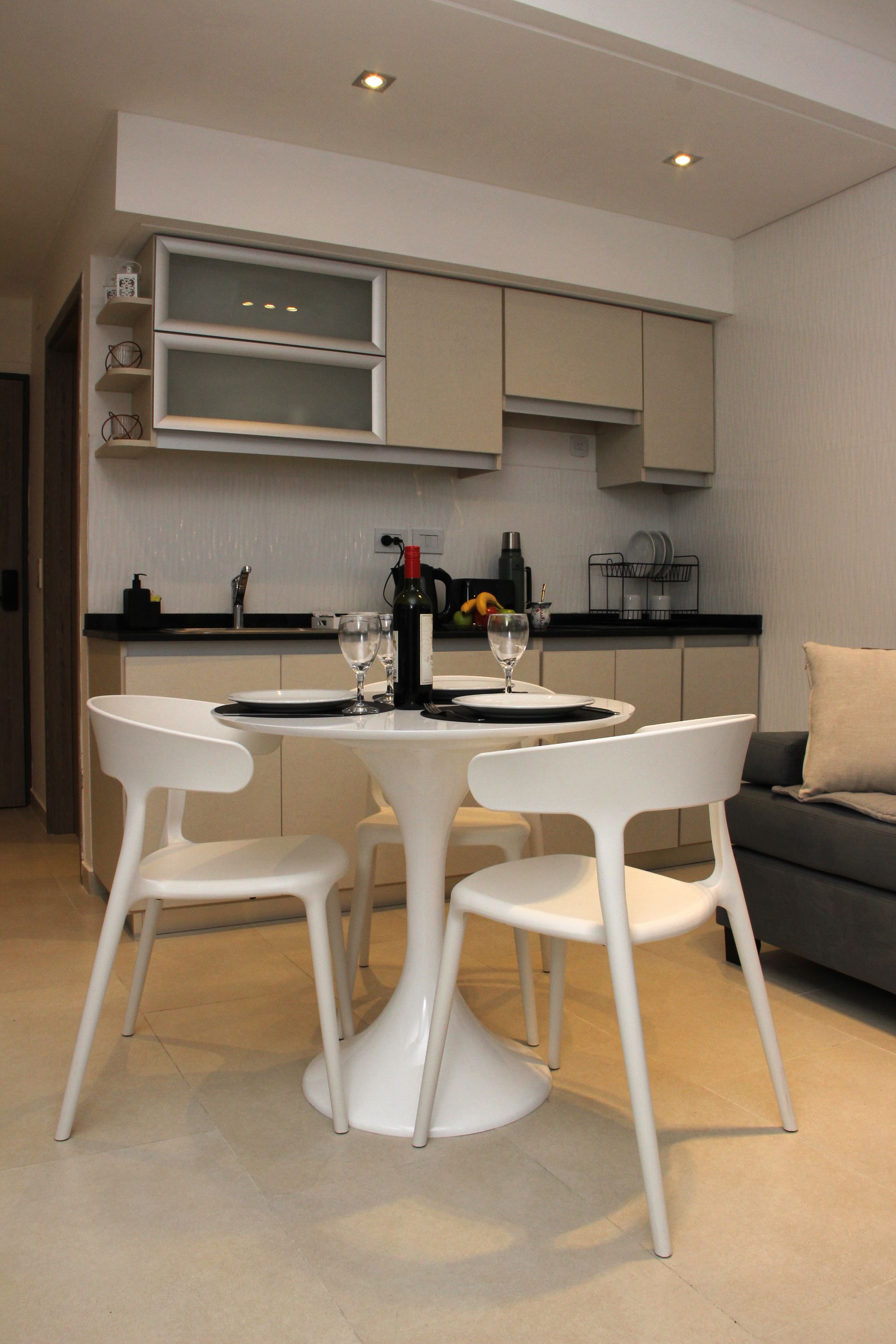 Una cocina con una mesa y sillas.