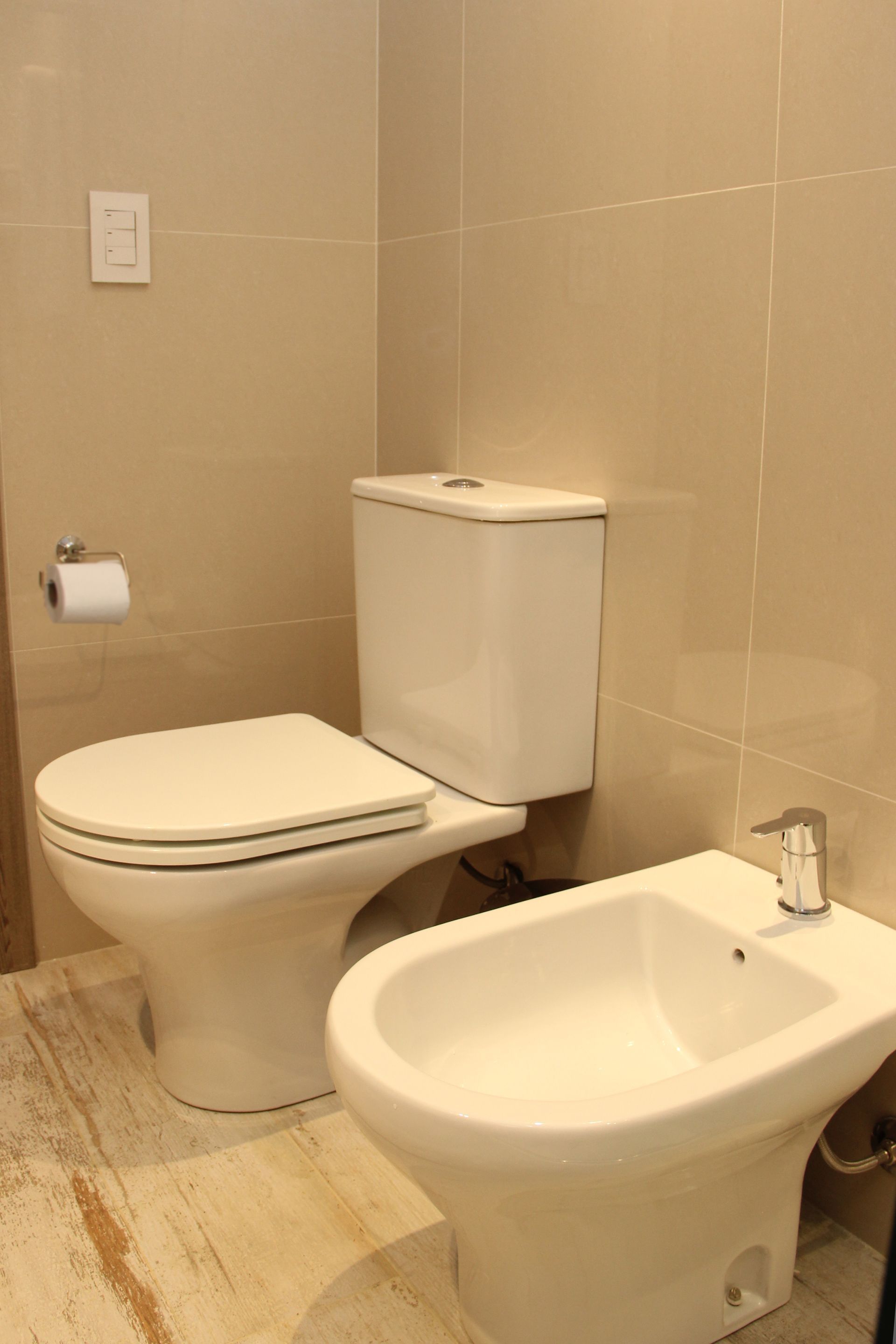 Hay un inodoro y un bidé en el baño.