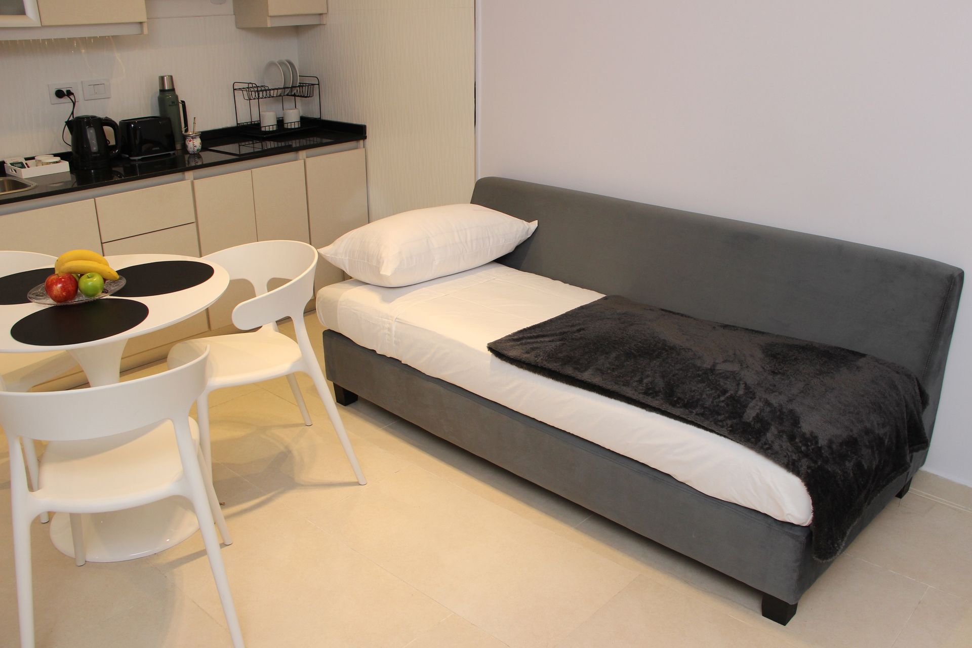 Una sala de estar con sofá, mesa y sillas.