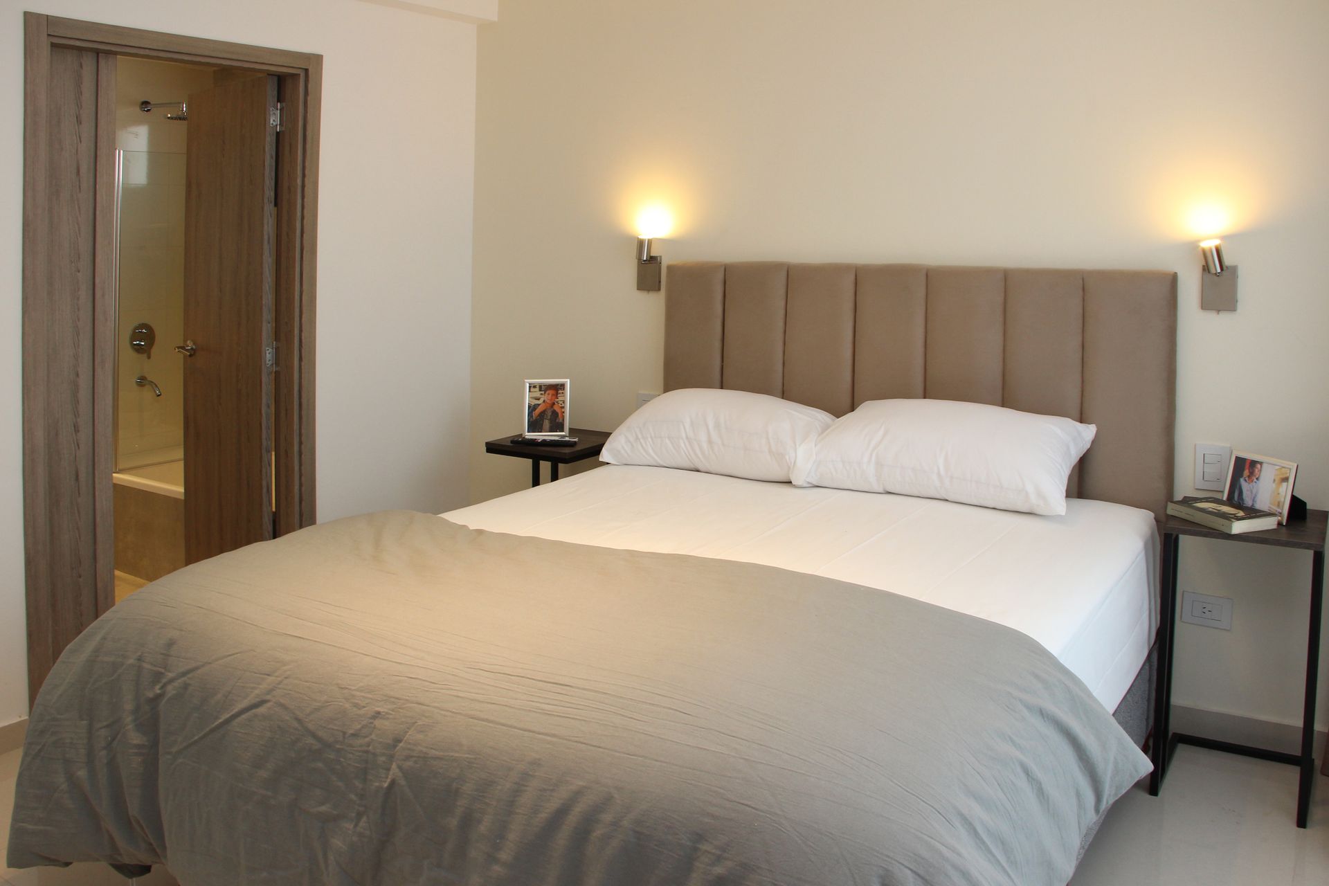 Un dormitorio con una cama king size y una mesita de noche.