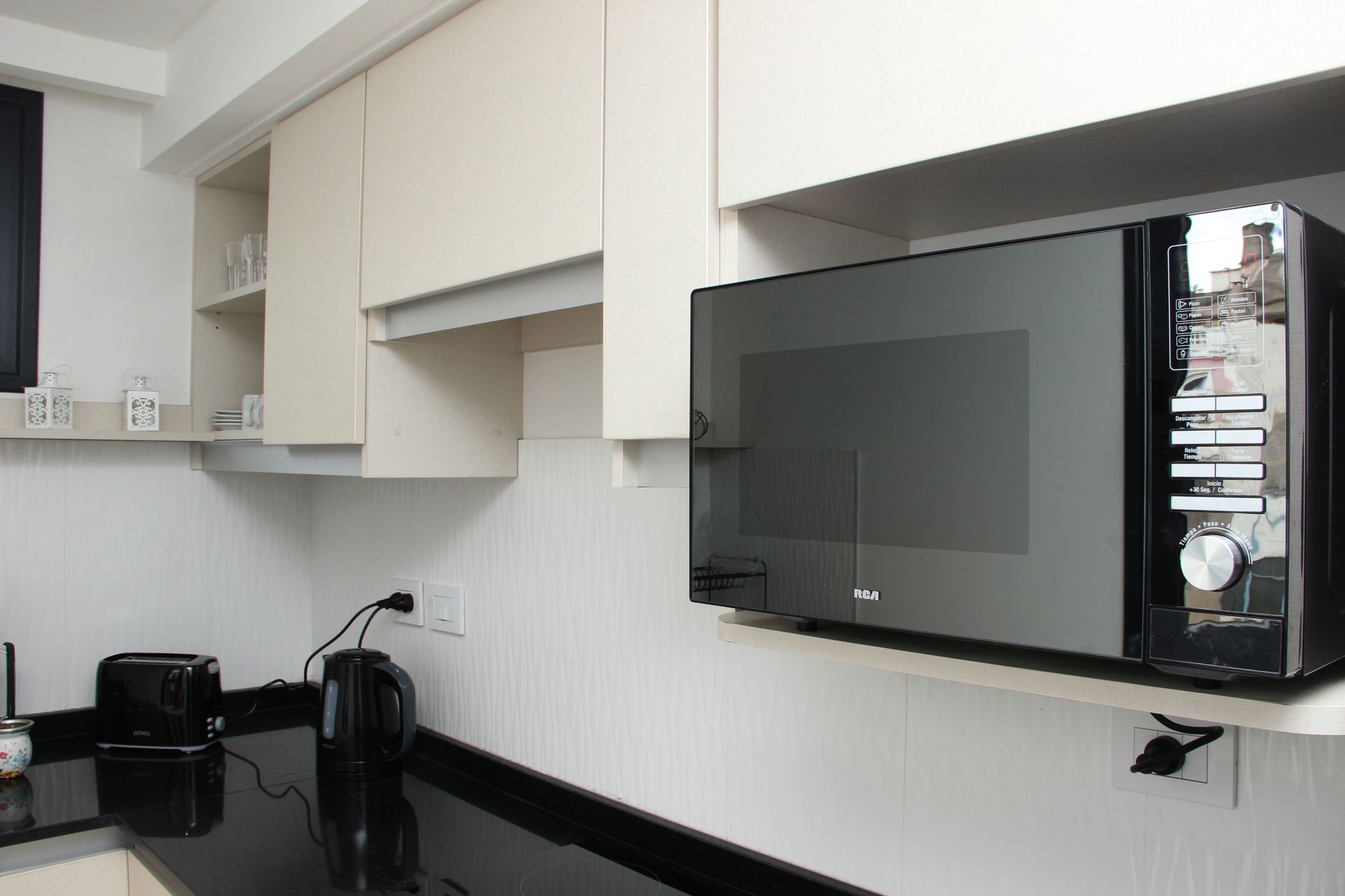 Una cocina con microondas y horno tostador