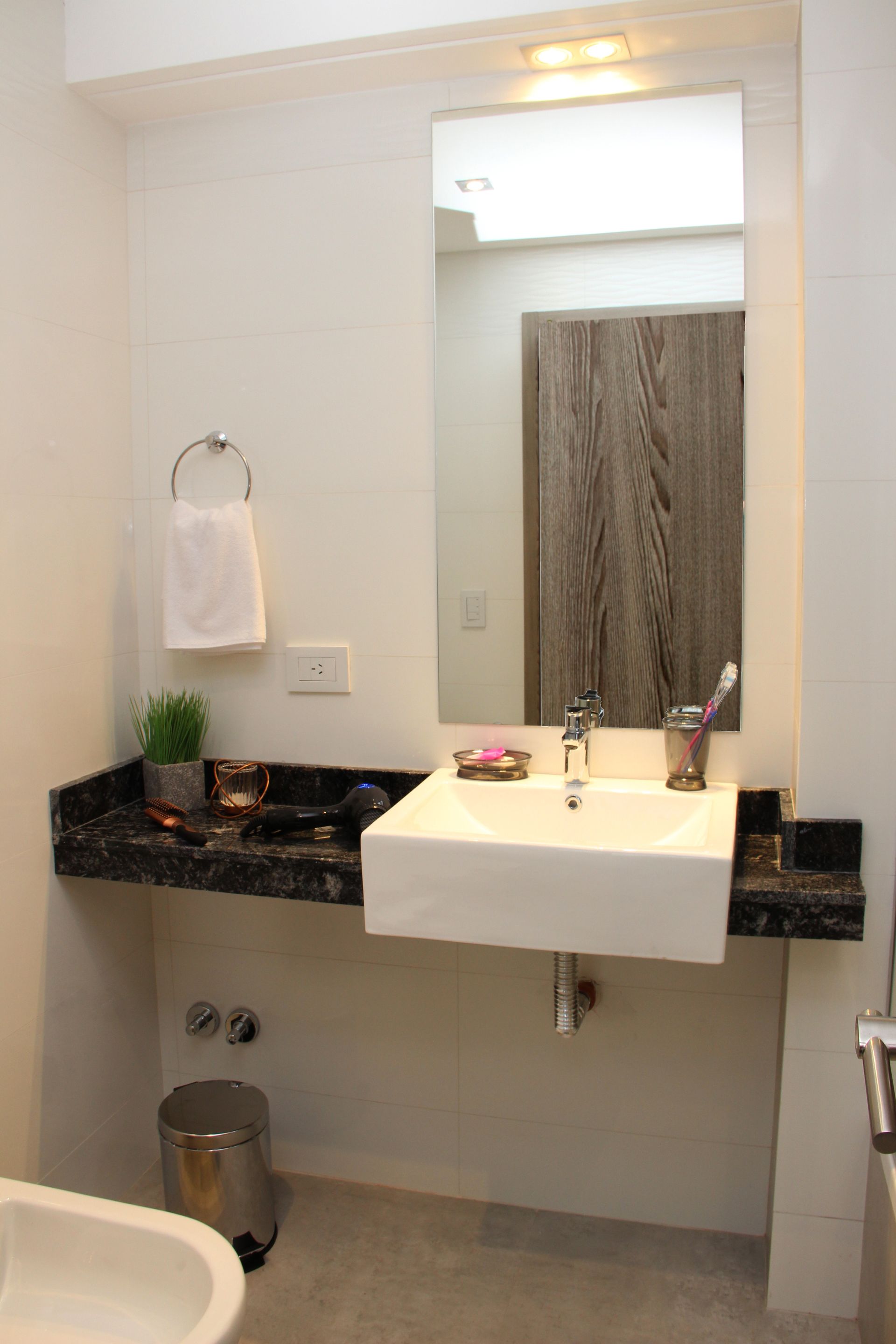 Un baño con lavabo y espejo