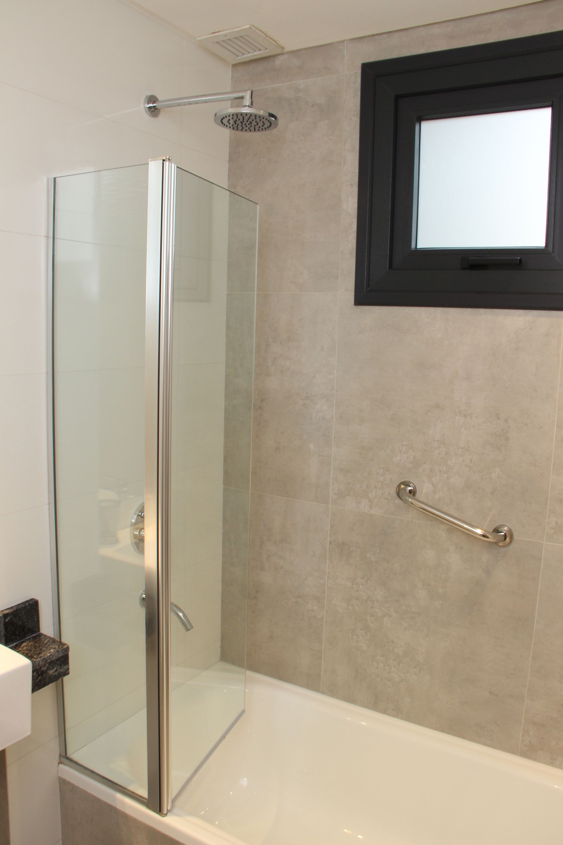 Un baño con bañera y cabina de ducha.