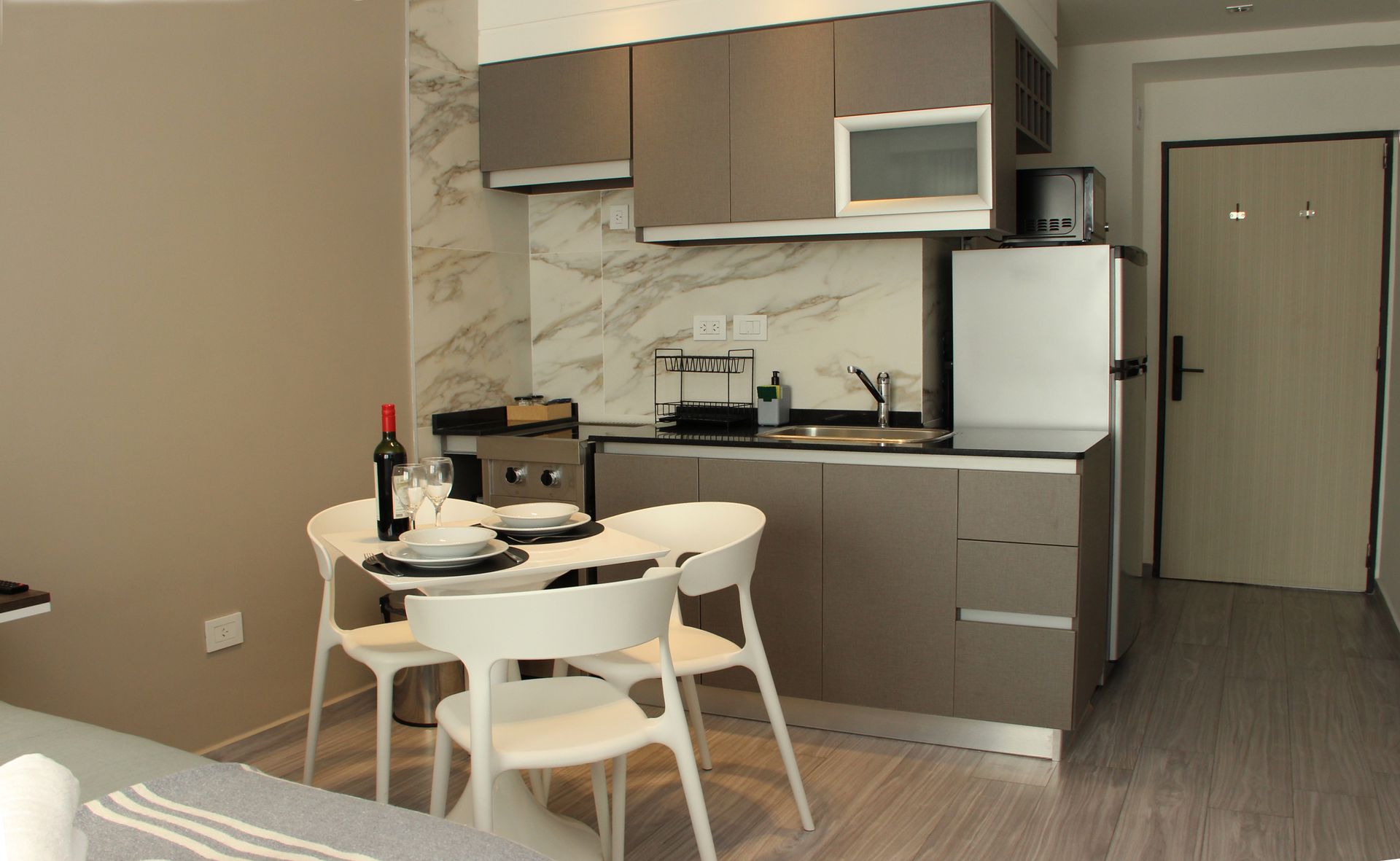 Una pequeña cocina con una mesa y sillas.