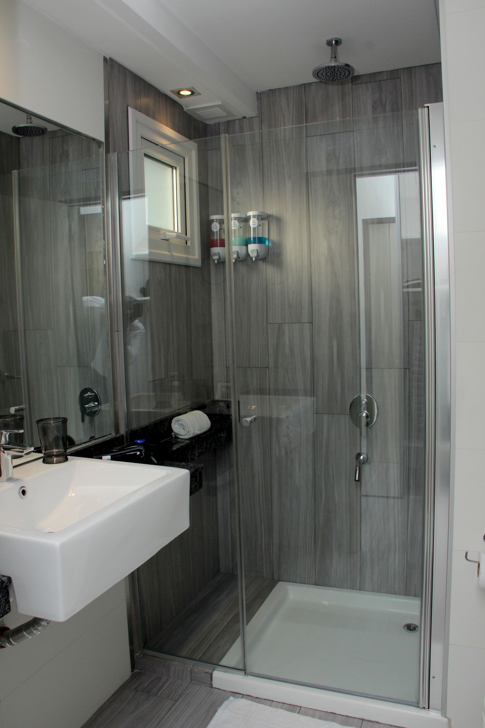 Un baño con lavabo y ducha.