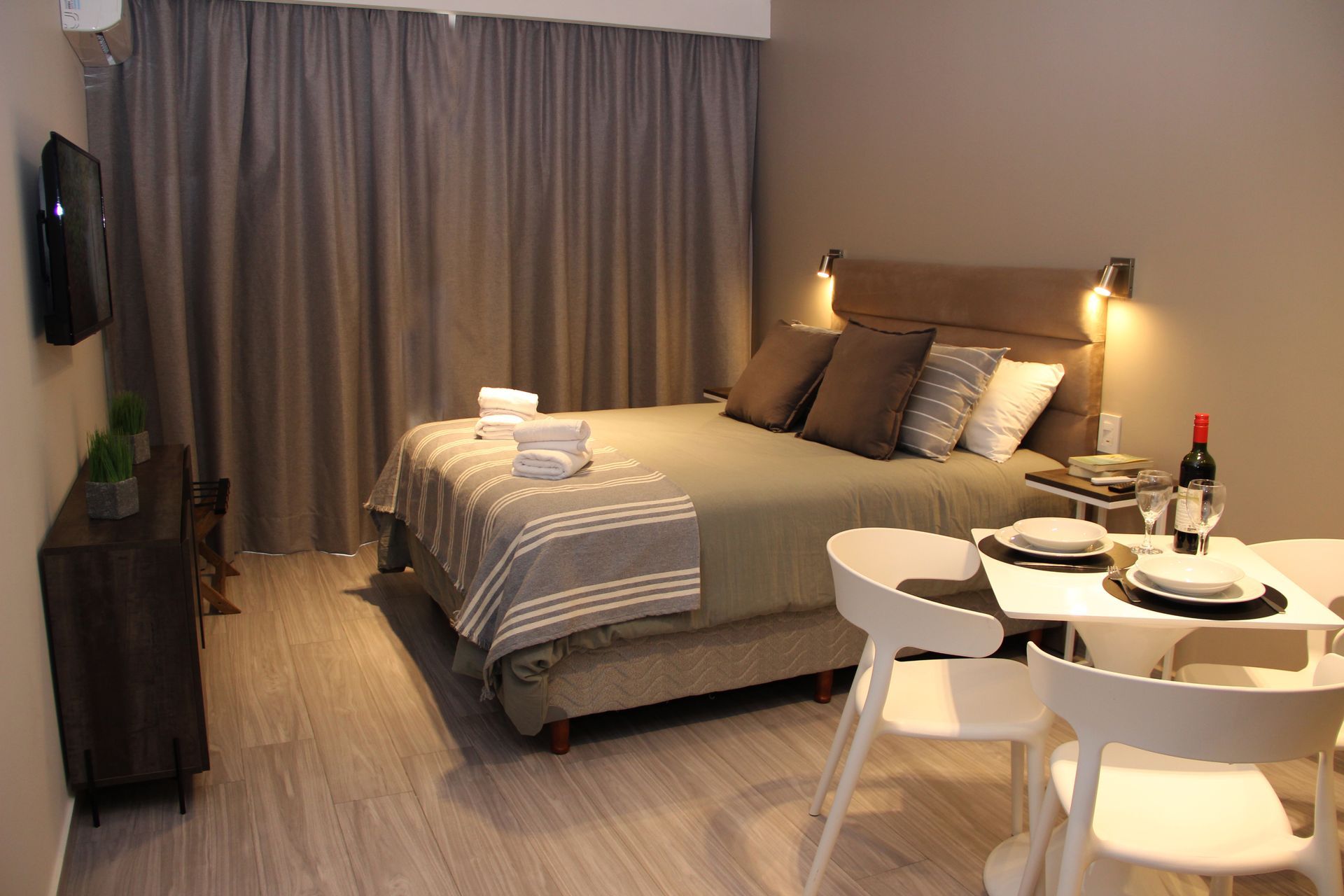 Una habitación de hotel con cama, mesa y sillas.