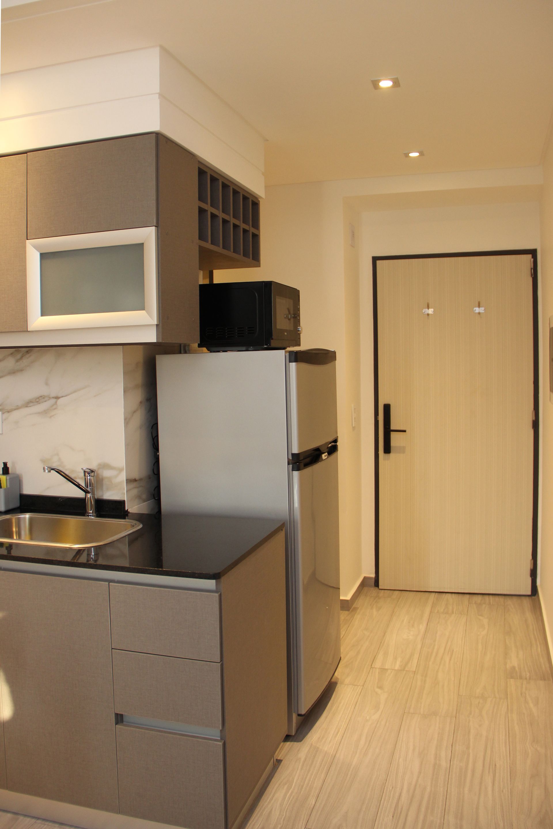 Una cocina con electrodomésticos de acero inoxidable, incluido un refrigerador.