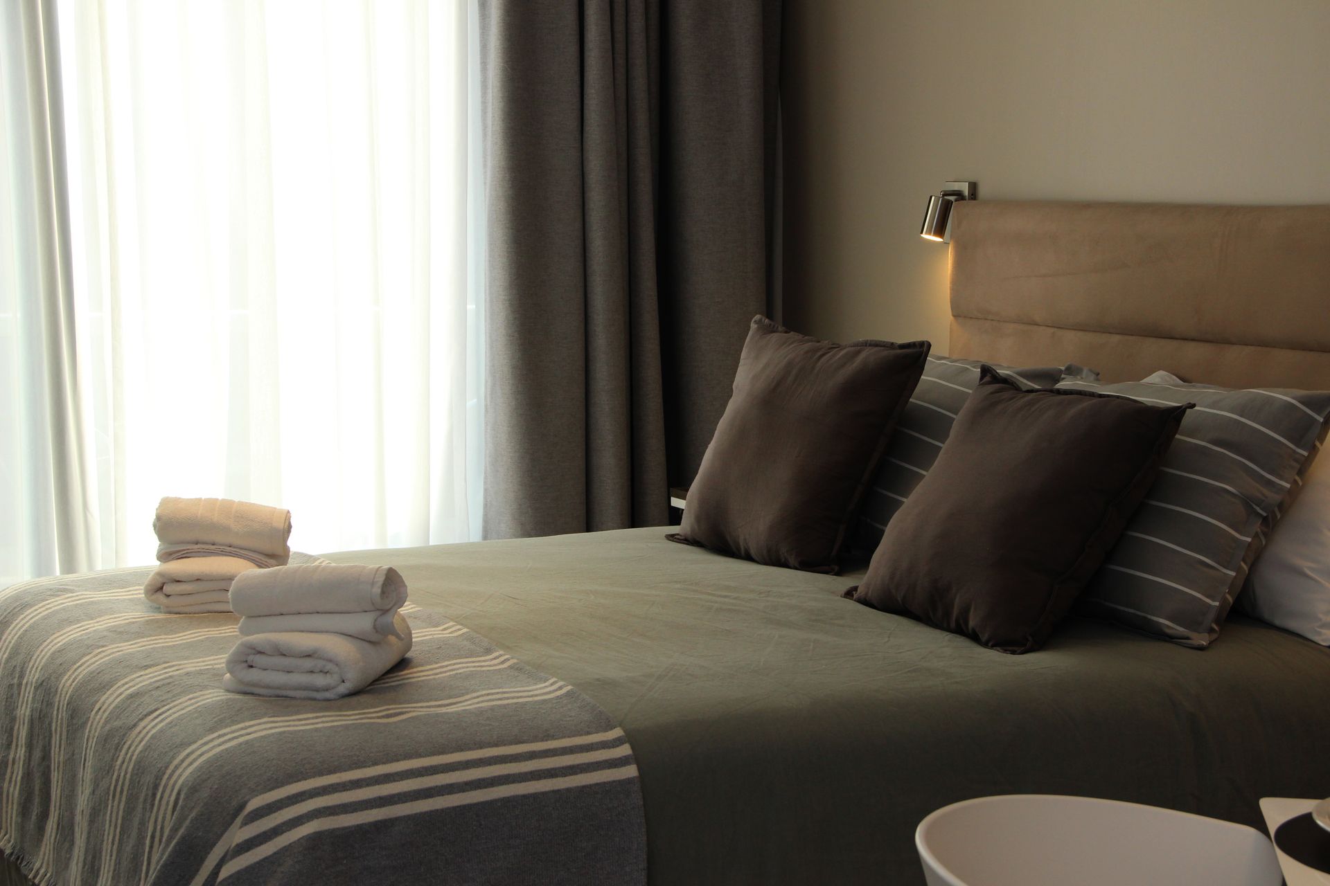 Una habitación de hotel con una cama y una ventana.