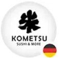 Logo für Kometsu Sushi & More, schwarzes japanisches Symbol auf weißem Kreis, deutsche Flagge unten.