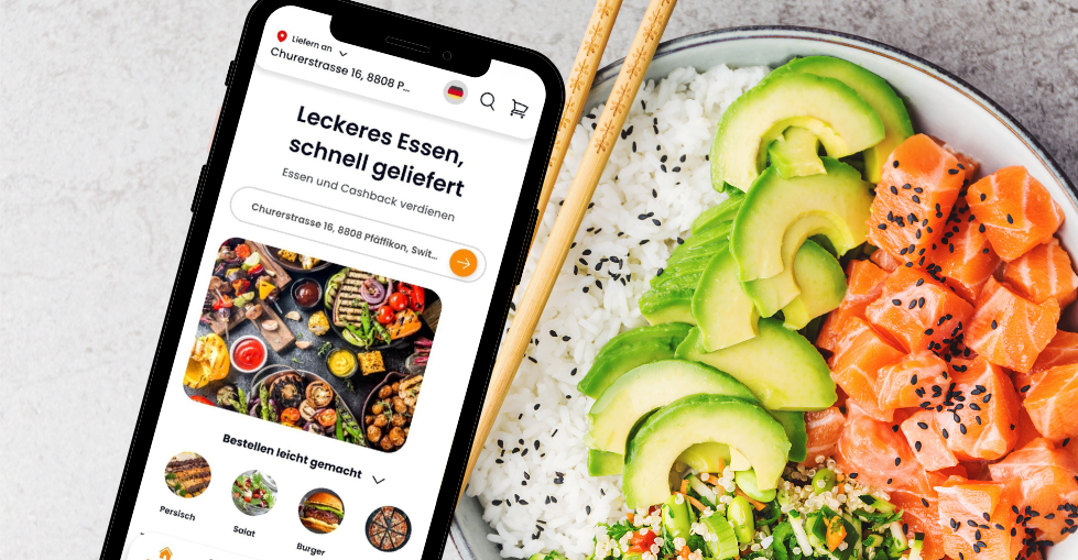 Ein Smartphone mit einer Essensliefer-App steht neben einer Poke Bowl mit Lachs und Avocado.