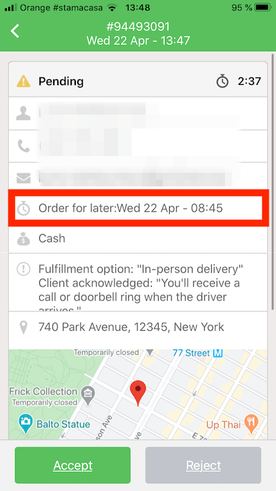 Auf einem Handybildschirm wird eine Lieferbestellung angezeigt. Sie ist für Mittwoch, den 22. April, um 08:46 Uhr. Die Adresse lautet 740 Park Avenue, New York.