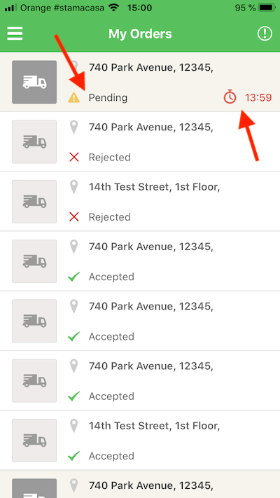 Eine mobile App zeigt „Meine Bestellungen“ mit einer Liste an, darunter eine „Ausstehende“ Bestellung mit der zugehörigen Uhrzeit (13:50). Andere Bestellungen sind entweder „Abgelehnt“ oder „Angenommen“.