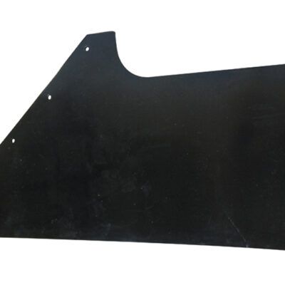 Casco da moto Airoh nero con visiera e frontino, caratterizzato da un design in fibra di carbonio.