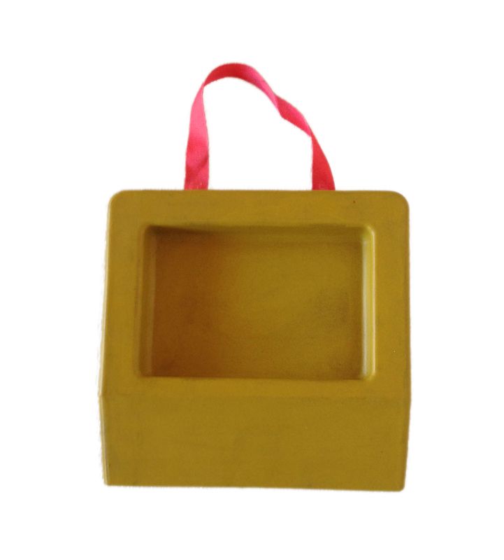 Casco da moto Airoh nero con visiera e frontino, caratterizzato da un design in fibra di carbonio.