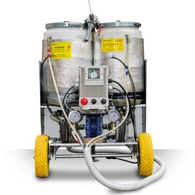 Casco da moto Airoh nero con visiera e frontino, caratterizzato da un design in fibra di carbonio.