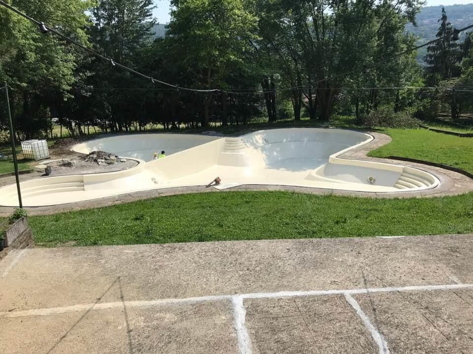 Casco da moto Airoh nero con visiera e frontino, caratterizzato da un design in fibra di carbonio.