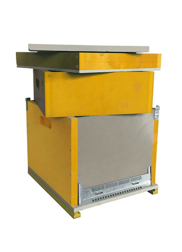 Casco da moto Airoh nero con visiera e frontino, caratterizzato da un design in fibra di carbonio.