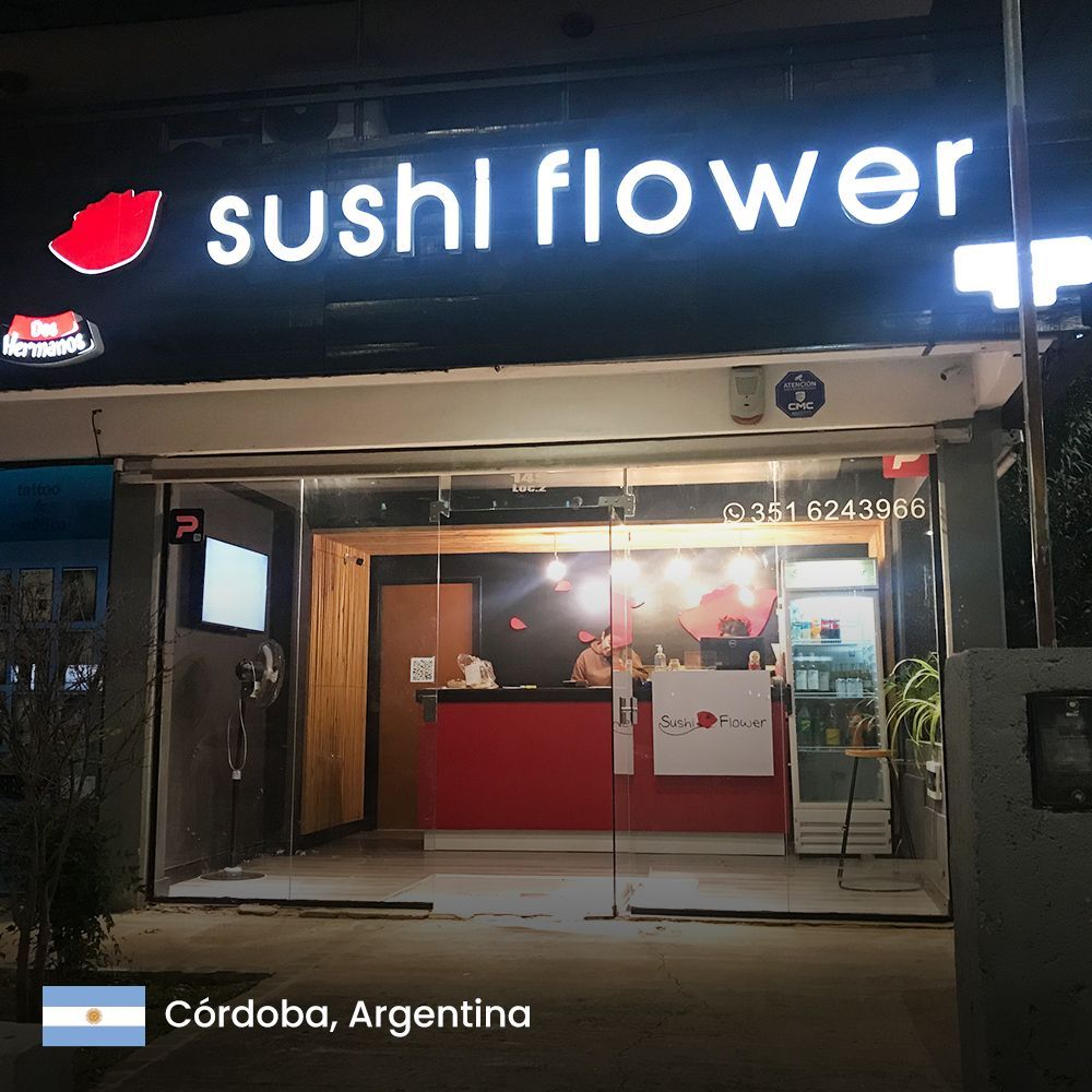 una tienda de sushi con una puerta de vidrio abierta