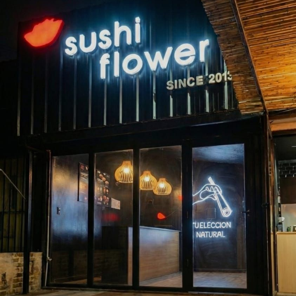 una mujer entra a una tienda de sushi por la noche