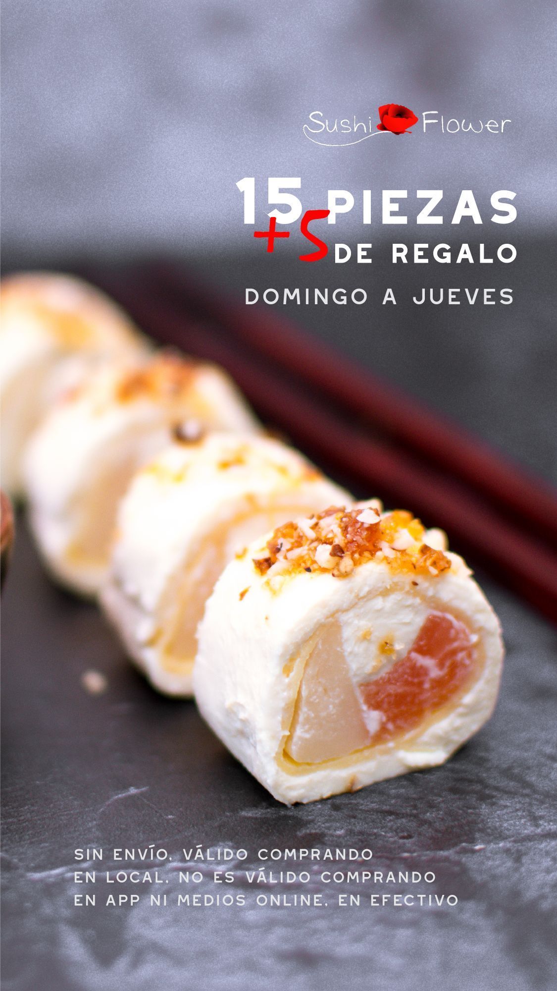 A close up of a sushi roll with the words 15 piezas de regalo on it