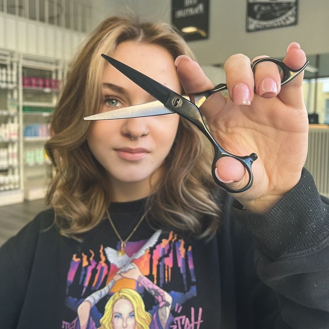 Hiusstailaaja Lahdessa – parturi työssään The Parturilla